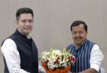 बीजेपी में शामिल हुए राघव चड्ढा, राज्यसभा सांसद राघव चड्ढा, संदीप पाठक और अशोक मित्तल, नितिन नवीन ने खिलाई मिठाई