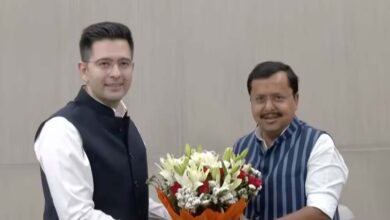 बीजेपी में शामिल हुए राघव चड्ढा, राज्यसभा सांसद राघव चड्ढा, संदीप पाठक और अशोक मित्तल, नितिन नवीन ने खिलाई मिठाई