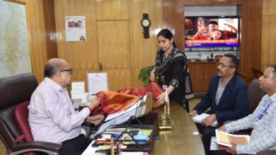 रायपुर : राज्यपाल ने कोसा वस्त्रों के नवाचार और बुनकरों के आर्थिक सशक्तिकरण पर दिया जोर रायपुर : राज्यपाल ने कोसा वस्त्रों के नवाचार और बुनकरों के आर्थिक सशक्तिकरण पर दिया जोर