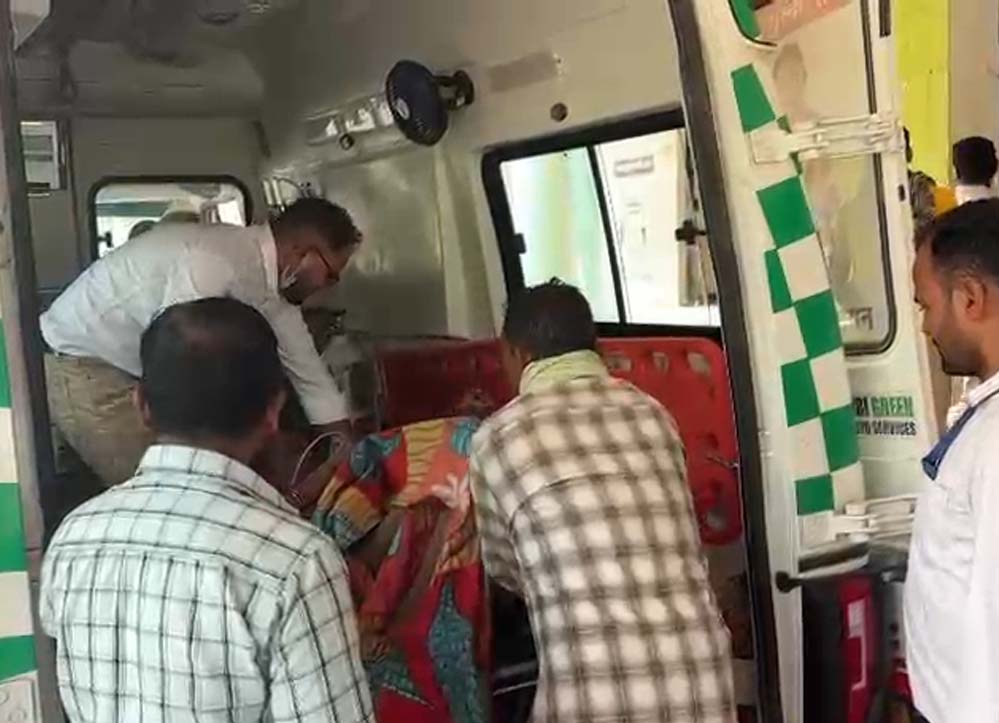 कैंसर पीड़ित महिला को जिला अस्पताल में कराया गया भर्ती, कलेक्टर ने बेहतर उपचार के दिए निर्देश