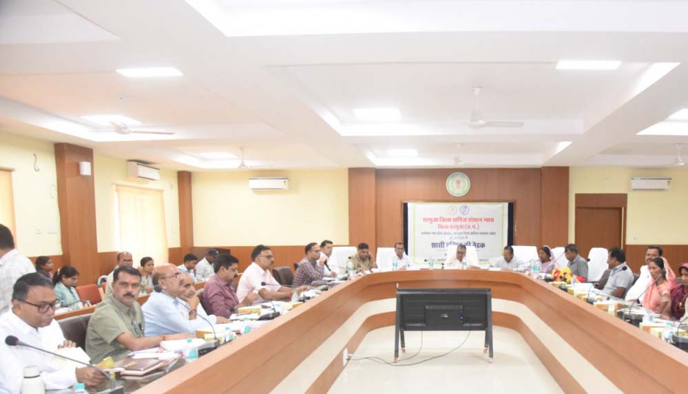 रायपुर : कैबिनेट मंत्री राजेश अग्रवाल की मौजूदगी में डीएमएफ शासी परिषद की बैठक