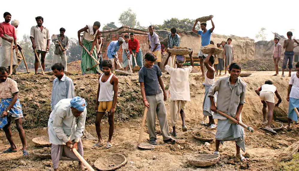 कोरिया : ’राज्य से आए तकनीकी अधिकारी एस के साहू ने परखी मनरेगा कार्यों की गुणवत्ता’