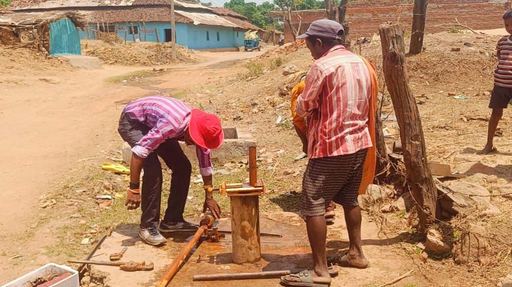 भीषण गर्मी में ग्रामीणों को मिली बड़ी राहत: भरतपुर के कई गाँवों में खराब हैंडपंप हुए दुरुस्त
