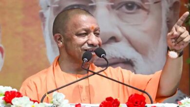 ‘हिंदू त्योहारों पर कर्फ्यू, दीदी सड़कों पर नमाज पढ़वाती हैं’: बंगाल में ममता पर भड़के CM योगी