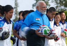 पीएम मोदी ने फुटबॉल मैच में गोल के बाद खिलाड़ियों के साथ मनाया जश्न, देखिए तस्वीरें