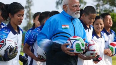 पीएम मोदी ने फुटबॉल मैच में गोल के बाद खिलाड़ियों के साथ मनाया जश्न, देखिए तस्वीरें