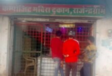 अंग्रेजी शराब ठेकेदार की मनमानी एमआरपी से ज्यादा वसूली करने का आरोप