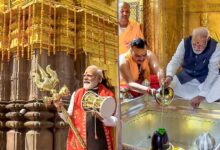 एक हाथ में त्रिशूल, दूसरे में डमरू और पीछे दमकता मंदिर… पीएम मोदी की काशी विश्वनाथ पूजा की मंत्रमुग्ध कर देने वाली तस्वीर