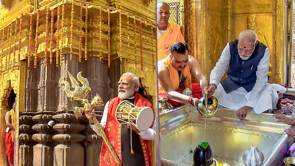 एक हाथ में त्रिशूल, दूसरे में डमरू और पीछे दमकता मंदिर… पीएम मोदी की काशी विश्वनाथ पूजा की मंत्रमुग्ध कर देने वाली तस्वीर