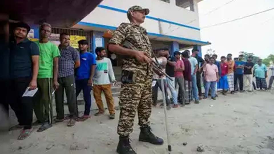 बंगाल में 18% वोटिंग, ममता ने गड़बड़ी का आरोप लगाया, नादिया में BJP कार्यकर्ता पर हमला