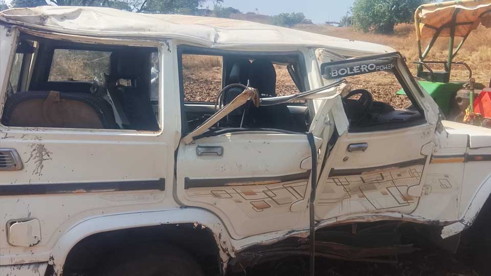 डिवाइडर में टकराई तेज रफ्तार बोलेरो दो घायल, चार को आई गंभीर चोटें