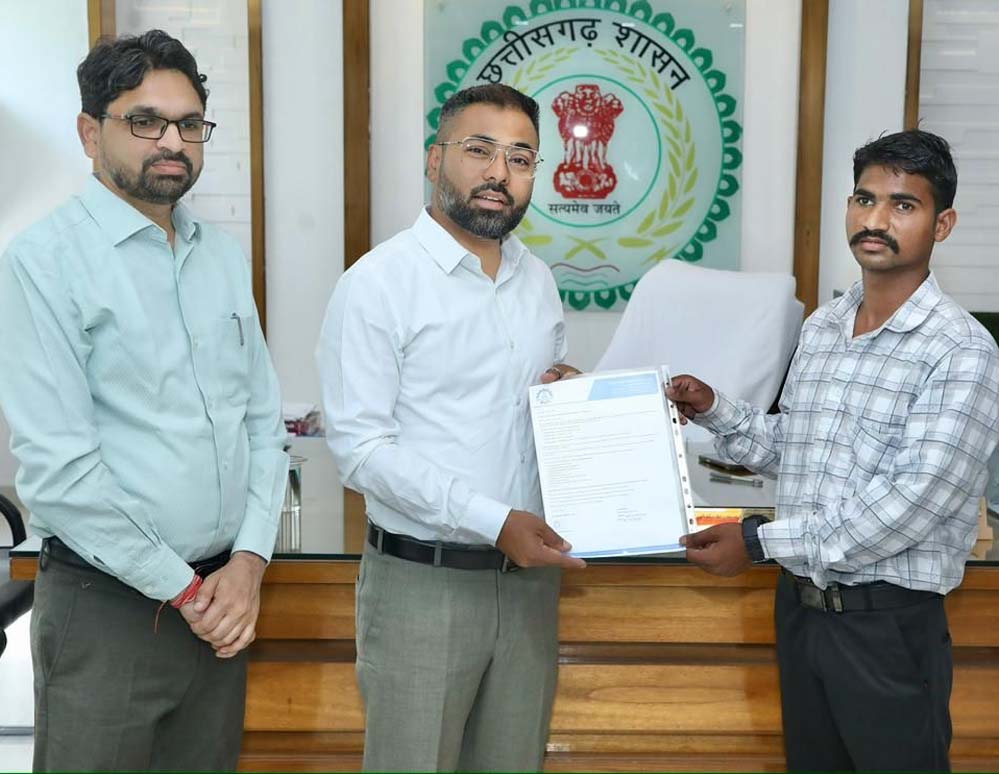 नक्सल पीड़ितों को नया जीवन: कलेक्टर ने सौंपे नियुक्ति पत्र, कांकेर बना पहला प्रशिक्षण और रोजगार प्रदान करने वाला जिला