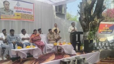 जागरूकता अभियान: एसपी ने वितरित किए हेलमेट, रैली को दिखाई हरी झंडी