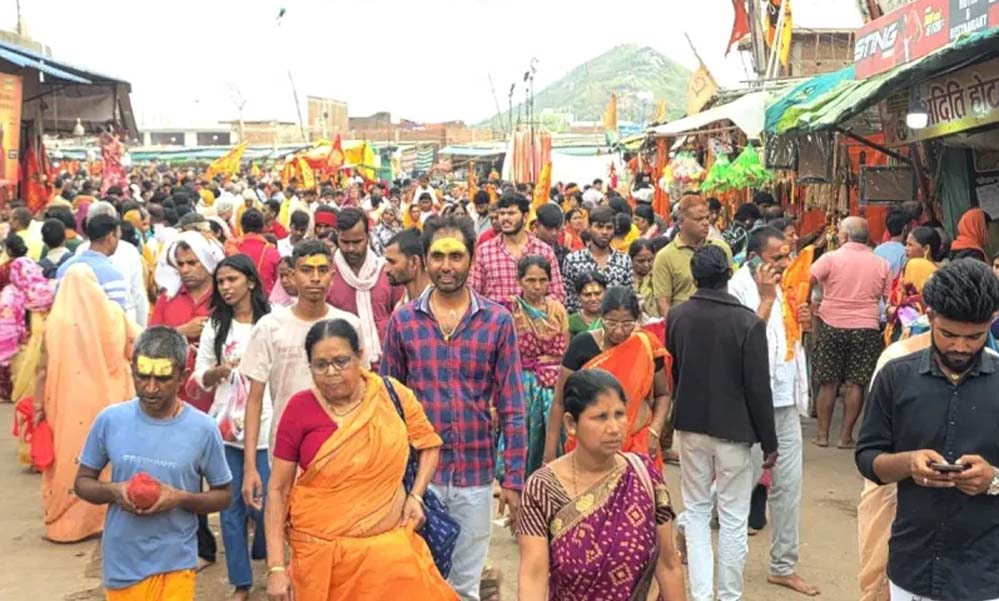 बागेश्वर धाम में हनुमान जन्मोत्सव की धूम, देश-दुनिया से पहुंचे हजारों श्रद्धालु