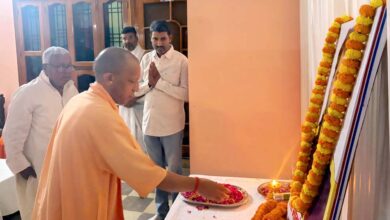 पूर्व विधायक शीतल पांडेय के पुत्र को मुख्यमंत्री योगी ने दी भावभीनी श्रद्धांजलि