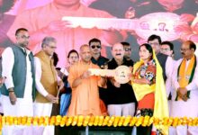 चंदन चौकी में CM Yogi Adityanath ने बांटे भौमिक अधिकार पत्र, लाभार्थियों को मिले नियुक्ति पत्र और आवास चाबी