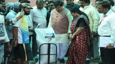 एक्शन में डॉ. मोहन यादव: अचानक खरीदी केंद्र पहुंचे, किसानों के साथ चाय पर चर्चा, CM ने पूछी भुगतान और तौल व्यवस्था