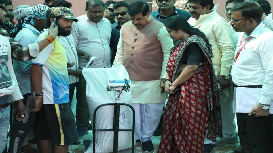 एक्शन में डॉ. मोहन यादव: अचानक खरीदी केंद्र पहुंचे, किसानों के साथ चाय पर चर्चा, CM ने पूछी भुगतान और तौल व्यवस्था