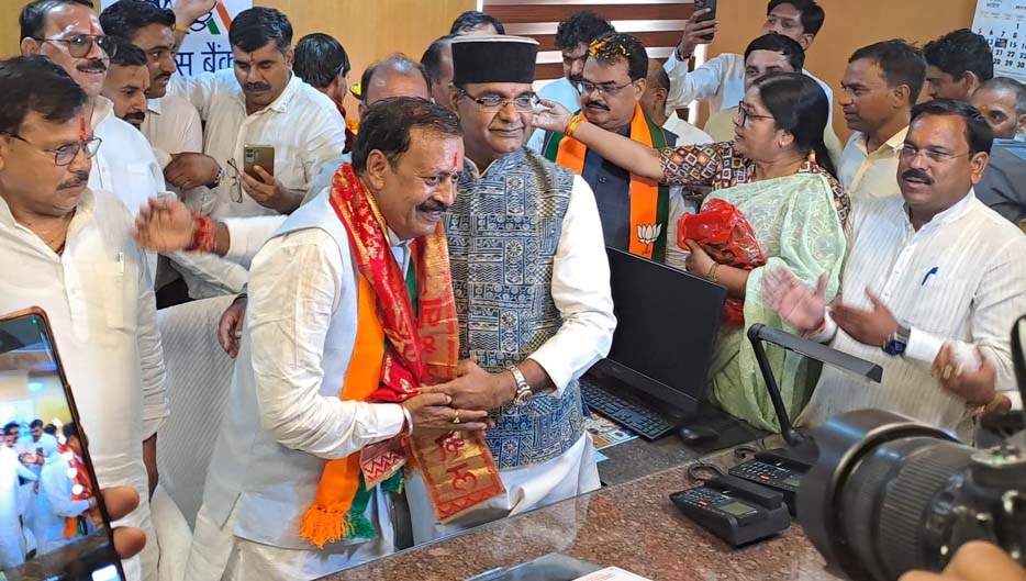 महेंद्र सिंह यादव ने अपेक्स बैंक में पदभार ग्रहण करते हुए किया ऐतिहासिक स्वागत