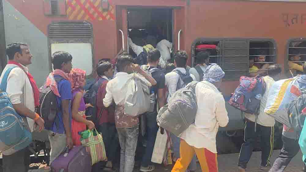 LPG संकट ने बढ़ाई प्रवासियों की मुसीबत, काम छोड़कर गांव लौट रहे मजदूर