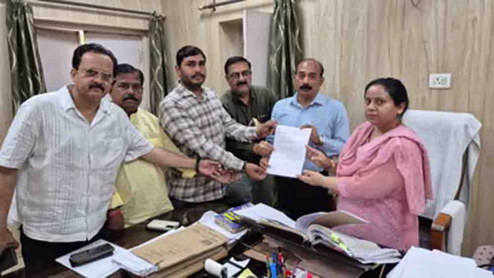 लखनऊ में शादी के कार्ड पर मिलेंगे व्यावसायिक गैस सिलेंडर, किल्लत के बीच प्रशासन ने दी बड़ी राहत लखनऊ में शादी के कार्ड पर मिलेंगे व्यावसायिक गैस सिलेंडर, किल्लत के बीच प्रशासन ने दी बड़ी राहत