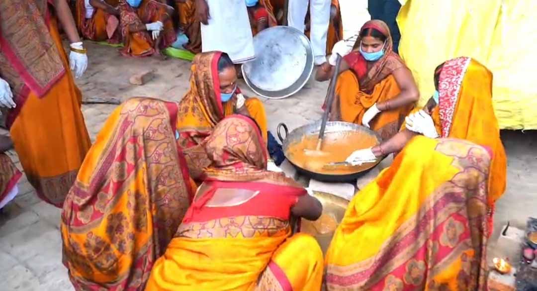 बस्ती का ‘राम जी पेड़ा’ देश-विदेश में धूम, मुस्लिम महिलाएं बना रहीं देसी मिठाई