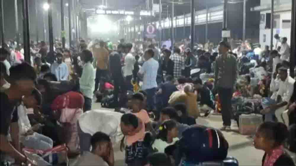 सूरत में गैस संकट से हाहाकार, सिलेंडर की कमी से हजारों श्रमिकों का पलायन