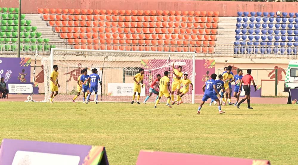 फुटबॉल में छत्तीसगढ़ को रजत पदक : फाइनल में कड़े मुकाबले में पश्चिम बंगाल से 0-1 से मिली हार