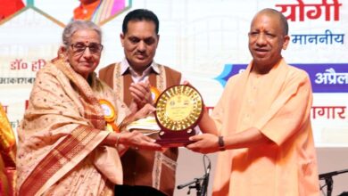 सीएम योगी ने पद्म पुरस्कार से सम्मानित विभूतियों और आकाशवाणी के वरिष्ठ लोक सेवा प्रसारकों को किया सम्मानित सीएम योगी ने पद्म पुरस्कार से सम्मानित विभूतियों और आकाशवाणी के वरिष्ठ लोक सेवा प्रसारकों को किया सम्मानित