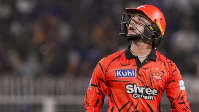 KKR vs SRH मैच में अभिषेक शर्मा के ‘अश्लील शब्द’, BCCI ने दी सख्त सजा KKR vs SRH मैच में अभिषेक शर्मा के ‘अश्लील शब्द’, BCCI ने दी सख्त सजा