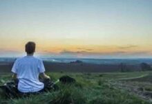 बोलने से पहले सोचें और मन की शांति के लिए नीम करौली बाबा के बताए गए इन अनमोल विचारों को जीवन में उतारें