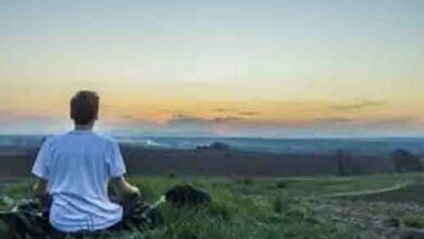 बोलने से पहले सोचें और मन की शांति के लिए नीम करौली बाबा के बताए गए इन अनमोल विचारों को जीवन में उतारें