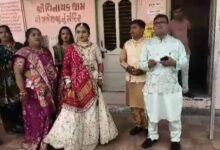 जामनगर में दुल्हन ने शादी से पहले किया मतदान, लोकतंत्र की मिसाल