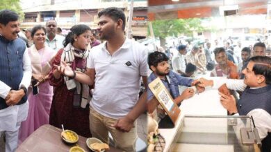 काशी की प्रसिद्ध कचौड़ी-पूरी का स्वाद लेते दिखे सीएम मोहन यादव, सादगी ने जीता लोगों का दिल