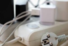 बिजली के उतार-चढ़ाव से बचाव: क्यों जरूरी है पूरे घर के लिए वोल्टेज स्टेबलाइजर