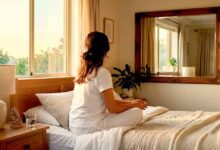 सुबह उठते ही आईना देखना क्यों माना जाता है अशुभ? जानें वास्तु के नियम