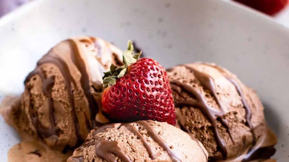 वनीला, मैंगो और चॉकलेट आइसक्रीम घर पर बनाने का आसान तरीका
