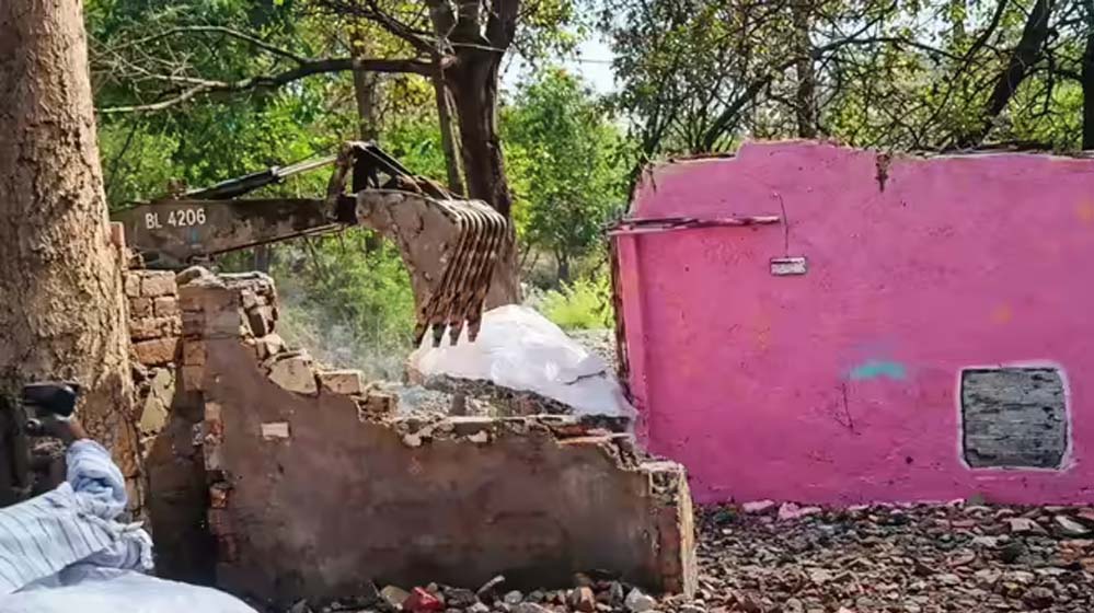 बड़े तालाब के किनारे अवैध निर्माण पर बड़ा एक्शन, 347 बंगलों पर चला बुलडोजर