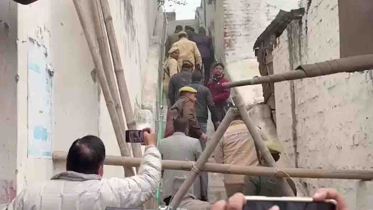 संभल में कब्रिस्तान की जमीन से अवैध कब्जे हटाने का रास्ता साफ संभल में कब्रिस्तान की जमीन से अवैध कब्जे हटाने का रास्ता साफ