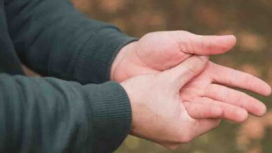 हाथों में बार-बार झुनझुनी और सुन्नपन को न करें नजरअंदाज, यह शरीर में छिपी इन बीमारियों का हो सकता है संकेत