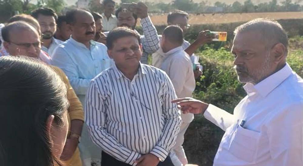 प्रभारी मंत्री कुशवाह का औचक निरीक्षण: सरकारी कार्यों का मूल्यांकन प्रभारी मंत्री कुशवाह का औचक निरीक्षण: सरकारी कार्यों का मूल्यांकन