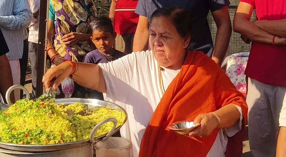 उमा भारती हाथठेला वालों के समर्थन में उतरीं, बंगले के सामने पोहा-जलेबी की दुकान लगाकर प्रशासन से की अपील