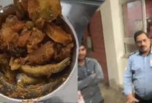 छिपकली कांड के बाद बंद कैंटीन, टिफिन पर भी लगी रोक: आरजीपीवी गेट पर छात्रों का विरोध प्रदर्शन