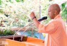 भाजपा के स्थापना दिवस पर सीएम योगी ने गोरखनाथ मंदिर के हिंदू सेवाश्रम भवन पर फहराया पार्टी का झंडा