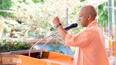 भाजपा के स्थापना दिवस पर सीएम योगी ने गोरखनाथ मंदिर के हिंदू सेवाश्रम भवन पर फहराया पार्टी का झंडा