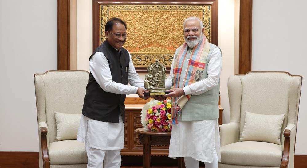 बस्तर 2.0 की शुरुआत: मुख्यमंत्री साय ने पीएम मोदी को दिया आमंत्रण, विकास का ब्लूप्रिंट सौंपा