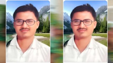 रीवा के राजस्व विभाग में बड़ा फर्जीवाड़ा उजागर: बिना किसी सरकारी आदेश के बदल दिया गया किसान की जमीन का नक्शा, RTI में हुआ सनसनीखेज खुलासा  सिरमौर/रीवा। मध्य प्रदेश के रीवा जिले के तहसील सिरमौर अंतर्गत ग्राम पिपरी में राजस्व अभिलेखों के साथ गंभीर छेड़छाड़ और ‘डिजिटल फर्जीवाड़े’ का एक बड़ा मामला सामने आया है। यहाँ एक किसान की निजी भूमि का नक्शा बिना किसी आवेदन, बिना किसी सक्षम न्यायालय के आदेश और बिना किसी वैधानिक प्रक्रिया के कंप्यूटर रिकॉर्ड (पोर्टल) पर बदल दिया गया है।  क्या है पूरा मामला? ग्राम पिपरी निवासी आशीष मिश्रा (पिता श्री सम्पत प्रसाद मिश्रा) ने अपनी आराजी क्रमांक 88/1 एवं 88/2 के नक्शे में हुई संदिग्ध तरमीम (संशोधन) को लेकर सूचना के अधिकार (RTI) के तहत जानकारी मांगी थी। महीनों के चक्कर लगवाने और प्रथम अपील के बाद जो जवाब विभाग से मिला, उसने राजस्व विभाग की कार्यप्रणाली पर गंभीर सवाल खड़े कर दिए हैं।  RTI में विभाग ने खुद स्वीकारी ‘अंधेरगर्दी’: लोक सूचना अधिकारी एवं नायब तहसीलदार वृत्त बैकुण्ठपुर ने अपने लिखित प्रतिवेदन (पत्र क्रमांक 292/2026 दिनांक 06/02/2026) में स्वीकार किया है कि: कंप्यूटर नक्शे में तो तरमीम (बदलाव) दिख रहा है, लेकिन मूल पटवारी नक्शा शीट (Field Map) में इसका कोई रिकॉर्ड नहीं है। राजस्व अभिलेखों (खसरा आदि) में इस तरमीम से संबंधित कोई भी प्रविष्टि दर्ज नहीं है। सबसे चौंकाने वाली बात यह है कि विभाग को यह भी नहीं पता कि यह बदलाव किस वर्ष में हुआ और किस अधिकारी के आदेश से किया गया। यानी बिना किसी फाइल और बिना किसी आदेश के रातों-रात कंप्यूटर पर नक्शा बदल दिया गया। पीड़ित का आरोप: “राजस्व अमले की मिलीभगत से हुआ खेल” पीड़ित आशीष मिश्रा का कहना है कि उन्होंने इसके लिए दो बार आवेदन दिए और कई बार अधिकारियों के चक्कर काटे। उन्होंने आरोप लगाया कि पटवारी और संबंधित राजस्व कर्मचारियों ने निजी स्वार्थ के चलते अभिलेखों में कूट-रचना (Forgery) की है। पीड़ित ने अब एसडीएम सिरमौर से मांग की है कि इस अवैध तरमीम को तत्काल निरस्त किया जाए और उन दोषियों पर एफआईआर (FIR) दर्ज की जाए जिन्होंने सरकारी पोर्टल के डेटा के साथ छेड़छाड़ की है। अधिकारियों की चुप्पी: बिना आदेश के नक्शा बदलने का यह मामला जिले में चर्चा का विषय बना हुआ है। अब देखना यह है कि प्रशासन इस ‘डिजिटल सेंधमारी’ को सुधारता है या फिर मामले को ठंडे बस्ते में डाल दिया जाता है। पीड़ित ने चेतावनी दी है कि यदि जल्द न्याय नहीं मिला तो वे उच्च न्यायालय (High Court) की शरण लेंगे। संपर्क हेतु (Contact Info): आशीष मिश्रा (पीड़ित) ग्राम पिपरी, तहसील सिरमौर, रीवा मोबाइल: 8959446240