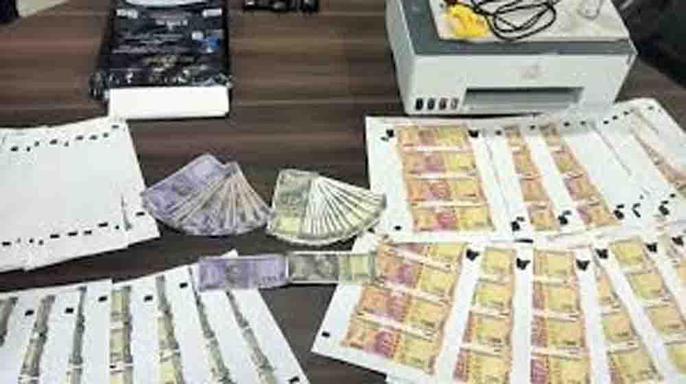 बहराइच में नकली नोट छापने वाले गिरोह का पर्दाफाश, साधारण कलर प्रिंटर से तैयार हो रही थी करंसी