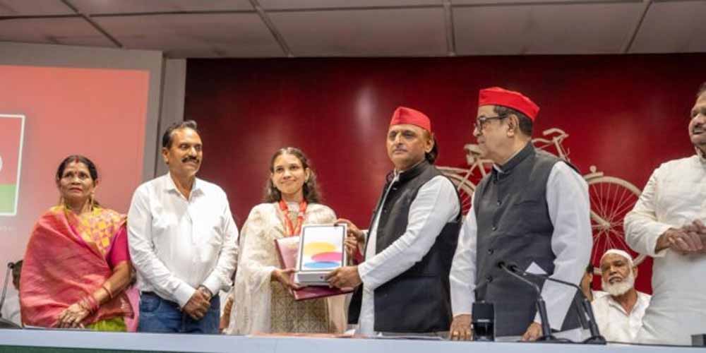 लखनऊ में सपा मुखिया का चुनावी मोड, पीड़ित परिवार को 5 लाख की मदद का ऐलान