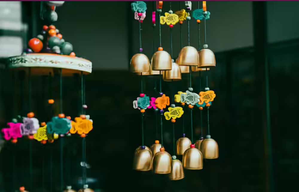 वास्तुशास्त्र के अनुसार घर में विंड चाइम लगाने के सही तरीके और दिशा